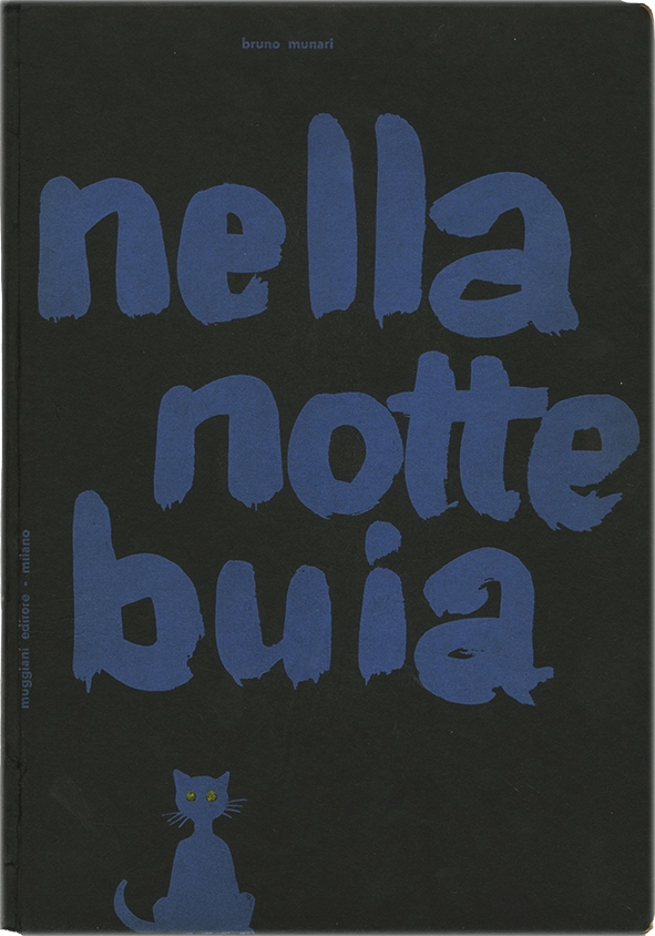 Nella notte buia, Bruno Munari, 1956, Muggiani Editore Milano. Libro rivoluzionario che racconta una storia senza parole, solo attraverso immagini astratte e materiali diversi. Il libro è composto da carte nere, trasparenti e grigie, con fustellature e fori che invitano il lettore a esplorare e interpretare la narrazione, simile a un film in movimento. La storia segue gatti che si muovono sui tetti, con illustrazioni in blu su carta nera, offrendo un'esperienza sensoriale unica.