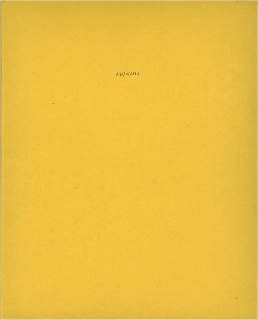 Libro illeggibile, Bianco nero giallo, Bruno Munari, 2011, Giorgio Lucini Editore. Opera d'arte visiva, pubblicata la prima volta nel 1956, che rinuncia completamente al testo scritto. Composto da carte di colori bianco, nero e giallo, ritagliate e piegate, il libro invita il lettore a 