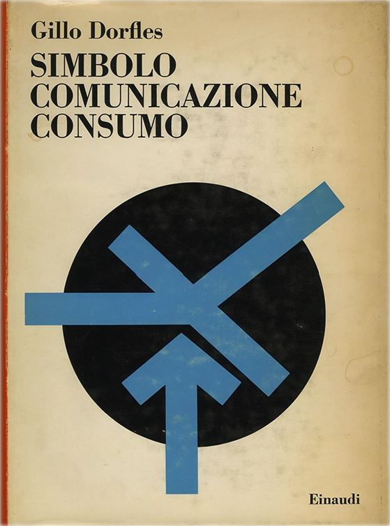 Simbolo Comunicazione Consumo, Gillo dorfles, 1962, Einaudi. Il libro esamina il ruolo dei simboli nella cultura contemporanea, analizzando come la comunicazione visiva e i prodotti di consumo siano diventati strumenti di espressione e manipolazione. Dorfles esplora il modo in cui i simboli, tra cui il design e la pubblicità, influenzano le percezioni individuali e collettive, legando l'estetica alla psicologia del consumatore. Il libro offre una critica alla società dei consumi, suggerendo che i simboli e le immagini mediate dai mass media abbiano un impatto profondo sulla cultura e sul comportamento sociale.