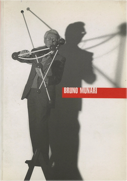 Bruno Munari – Salone Internazionale del Mobile ’99, 1999, Cosmit. Catalogo della mostra svolta al Salone Internazionale del Mobile nel 1999. Rassegna di opere artistiche, oggetti e prodotti di interior di Munari. Curatore: Beppe Finessi Coordinamento organizzativo: Petra Lossner Progetto di allestimento: Ferruccio Laviani, Paola Velluto, Stefano Gaggero e bruno Nidek Coordinamento di redazione: Laura Lazzaroni Progetto grafico: Vignelli Associates con Carla Parodi Copertina: Nino Lo Duca