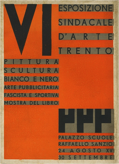 VI Esposizione sindacale d’arte Trento, Pittura Scultura Bianco e Nero Arte Pubblicitaria fascista e Sportiva Mostra del Libro, 1937, Sindacato Interprovinciale Fascista Belle Arti Venezia Tridentina. Catalogo edito in occasione della mostra tenutasi al Palazzo Scuole Raffaello Sanzio di Trento dal 24 Agosto al 30 Settembre 1937. Si tratta di una testimonianza significativa dell’arte ufficiale durante il periodo fascista. Curato da Fortunato Depero, che ricopriva il ruolo di segretario del Sindacato interprovinciale trentino, il volume riflette l'impegno del regime nel promuovere un'arte funzionale alla propaganda e all'estetica fascista.